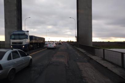 ponte do Guaíba. buracos. trecho será pavimentado na sexta-feira (19). asfalto