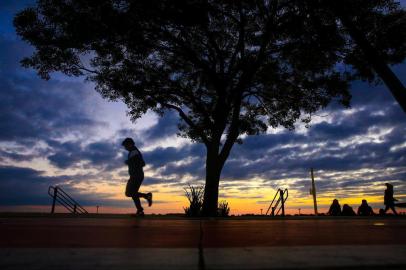  PORTO ALEGRE, RS, BRASIL - Final de tarde com temperaturas baixas na capital.