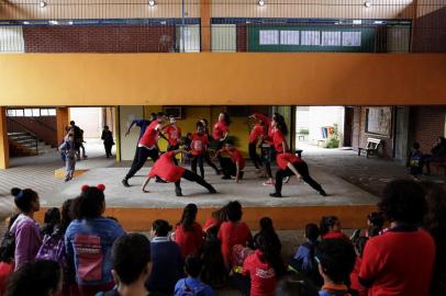  PORTO ALEGRE, RS, BRASIL, 07-05-2019: Ensaio do grupo de dança da Escola Alberto Pasqualini, no bairro Restinga. Os estudantes foram selecionados para participar do Festival de Dança de Joinville (SC) e farão uma mobilização para conseguir viajar. (Foto: Mateus Bruxel / Agência RBS)