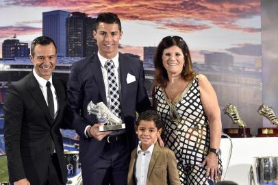  Real Madrid's forward Portuguese Cristiano Ronaldo (2nd L) poses with his agent Jorge Mendes (L), his son Cristiano Jr and his mother Maria Dolores dos Santos Aveiro (R) during a ceremony for becoming Real Madrid's all-time leading scorer at the Santiago Bernabeu stadium in Madrid on October 2, 2015. Cristiano Ronaldo surpassed 500 career goals and tied Raul as Real Madrid's all-time leading scorer with a double in the Spanish giants 2-0 win away at Malmo on September 30, 2015. AFP PHOTO / GERARD JULIENEditoria: SPOLocal: MadridIndexador: GERARD JULIENSecao: SoccerFonte: AFPFotógrafo: STF