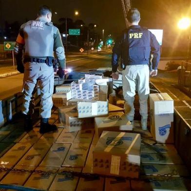 Uma ação conjunta da Polícia Rodoviária Federal (PRF) e do Comando Rodoviário da Brigada Militar (CRV) em Caxias do Sul resultou na apreensão de mais de 150 mil maços de cigarros. A carga foi encontrada escondida em um caminhão e tinha como destino a grande Porto Alegre. O condutor de 31 anos preso.