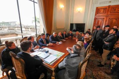 PORTO ALEGRE, RS, BRASIL, 15.07.2019 - O governador Eduardo Leite recebeu, na tarde desta segunda-feira (15/7), representantes das instituiÃ§Ãµes e associaÃ§Ãµes Ibraoliva, Ibravin, GuatambÃº/EstÃ¢ncia do Vinho, Cadeia da MaÃ§Ã£, Cadeia da Erva Mate e AssociaÃ§Ã£o dos Apicultores. Os deputados Luis Augusto Lara, Edegar Pretto e ZilÃ¡ Breitenbach tambÃ©m participaram do encontro, bem como o secretÃ¡rio de Agricultura, PecuÃ¡ria e Desenvolvimento Rural, Covatti Filho. Fotos: Itamar Aguiar/ PalÃ¡cio Piratini