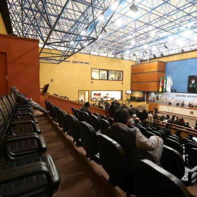  Votação do projeto de lei complementar do executivo, na Câmara de Vereadores de Porto Alegre, que define o valor da passagem do transporte público na capital. Na foto, homem é visto dormindo nas cadeiras do plenário da câmara de vereador de Porto Alegre durante sessão.