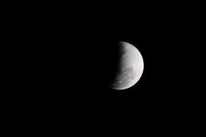  CAXIAS DO SUL, RS, BRASIL, 16/07/2019. Eclipse parcial da Lua é visto em Caxias do Sul. (Porthus Junior/Agência RBS)Indexador: Porthus Junior                  