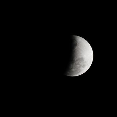  CAXIAS DO SUL, RS, BRASIL, 16/07/2019. Eclipse parcial da Lua é visto em Caxias do Sul. (Porthus Junior/Agência RBS)Indexador: Porthus Junior                  