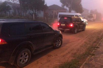  CRISTAL, RS, BRASIL - 17/07/2019 - Carros que furaram barreira policial em Cristal.