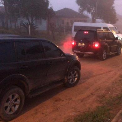  CRISTAL, RS, BRASIL - 17/07/2019 - Carros que furaram barreira policial em Cristal.