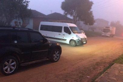  CRISTAL, RS, BRASIL - 17/07/2019 - Carros que furaram barreira policial em Cristal.