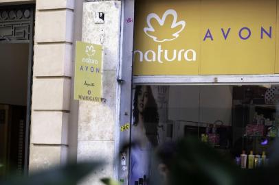 Natura pode fechar compra da AvonSÃO PAULO, SP - 22.05.2019: NATURA PODE FECHAR COMPRA DA AVON - Movimentação em loja de cosméticos na região central de São Paulo na manhã desta quarta-feira (22). Compra da Avon pela Natura pode ser fechada num acordo de ações em breve. (Foto: Bruno Rocha /Fotoarena/Folhapress) ORG XMIT: 1735827 