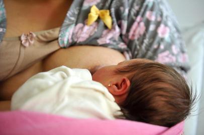  JARAGUÁ DO SUL, SC, BRASIL (04-08-2015) - Fabiane Alves da Silva, amamenta a pequena Laura na maternidade do Hospital Jaraguá. (Foto: Maykon Lammerhirt, Agencia RBS)