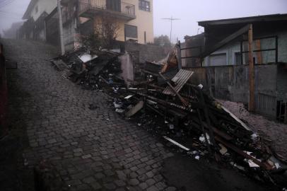  CAXIAS DO SUL, RS, BRASIL, 15/07/2019 - Entulhos de uma casa que foi destruída por incêndio, há cerca de um mês, obstruem parte da Avenida Canopus, no bairro Cruzeiro. O trecho próximo à esquina com a Rua Nirvano Zanetti é estreito e fica praticamente intransitável. (Marcelo Casagrande/Agência RBS)