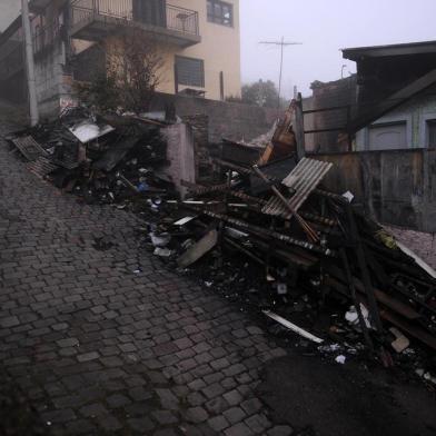  CAXIAS DO SUL, RS, BRASIL, 15/07/2019 - Entulhos de uma casa que foi destruída por incêndio, há cerca de um mês, obstruem parte da Avenida Canopus, no bairro Cruzeiro. O trecho próximo à esquina com a Rua Nirvano Zanetti é estreito e fica praticamente intransitável. (Marcelo Casagrande/Agência RBS)