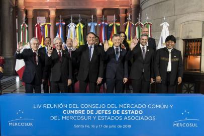 (L to R) Chile's President Sebastian Pinera, Uruguay's President Tabare Vazquez, Brazil's President Jair Bolsonaro, Argentina's President Mauricio Macri, Paraguay's President Mario Abdo Benitez and Bolivia's President Evo Morales pose for a family photo during the 54th Summit of Heads of State of Mercosur and Associated States in Santa Fe, Argentina on July 17, 2019. (Photo by STRINGER / AFP)