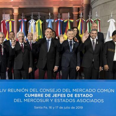 (L to R) Chiles President Sebastian Pinera, Uruguays President Tabare Vazquez, Brazils President Jair Bolsonaro, Argentinas President Mauricio Macri, Paraguays President Mario Abdo Benitez and Bolivias President Evo Morales pose for a family photo during the 54th Summit of Heads of State of Mercosur and Associated States in Santa Fe, Argentina on July 17, 2019. (Photo by STRINGER / AFP)