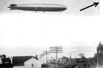  A passagem do famoso dirigível alemão Graf Zeppelin por São Lourenço, no feriado do dia 29 de junho de 1934, na montagem fotográfica de Bruno Pruski.