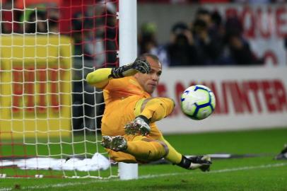  PORTO ALEGRE, RS, BRASIL - Lance durante a partida entre Internacional e Palmeiras, válida pela Copa do Brasil 2019, no Estádio Beira Rio, em Porto Alegre (RS), nesta quarta-feira (17)