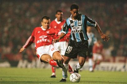 Gre-Nal 340 - Grêmio 2x0 - segundo jogo das finais do Campeonato Gaúcho - Estádio Olímpico.O capitão Dunga, do Inter, tenta tirar a bola do atacante Ronaldinho, do Grêmio.#ENVELOPE: 239236