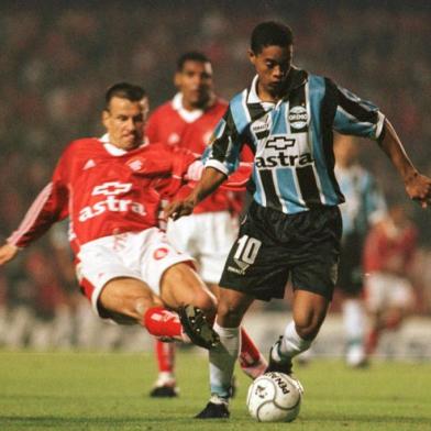 Gre-Nal 340 - Grêmio 2x0 - segundo jogo das finais do Campeonato Gaúcho - Estádio Olímpico.O capitão Dunga, do Inter, tenta tirar a bola do atacante Ronaldinho, do Grêmio.#ENVELOPE: 239236