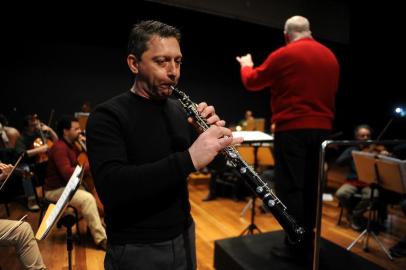  CAXIAS DO SUL, RS, BRASIL, 15/07/2019 - Orquestra Sinfônica da UCS ensaia para apresentação da Quinta Sinfônica com o solista convidado, o oboísta Julio César Wagner. A regência é do maestro Manfredo Schmiedt. (Marcelo Casagrande/Agência RBS)