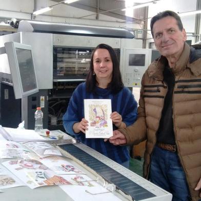 Maristela Deves e Ernani Carraro acompanham impressão do livro O Baú dos Contos de Fadas