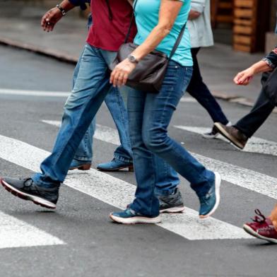 PORTO ALEGRE, RS, BRASIL, 25/04/2019- Cinco anos do Estatuto do Pedestre. Na foto- faixa de pedestre. (FOTOGRAFO: FERNANDO GOMES / AGENCIA RBS)