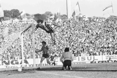 #CRÉDITO: Armênio Abascal Meireles - Agência RBS-Gre-Nal Grêmio 1 x 0 Inter - Final do Campeonato Gaúcho - Estádio Olímpico.Atacante André Catimba dá um salto para comemorar o gol que deu o título ao Grêmio#ENVELOPE: 122820 