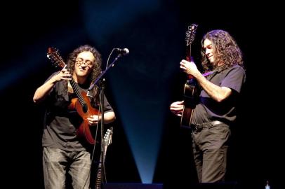 foto da dupla ricardo vignini e zé helde, do projeto Moda de Rock