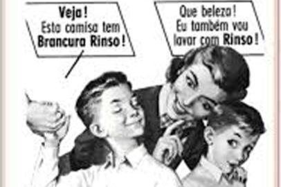  Propaganda do sabão em pó Rinso falando na Brancura Rinso comparando as camisas dos meninos.