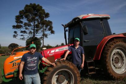  SARANDI-RS- BRASIL- 15/07/2019- Economias alimentadas pelas cooperativas.   Cotrisal.  Irmãos Luis Gustavo Carlot (camisa azul lisa) e Guilherme Carlot (camisa com letreiro), produtores em Sarandi. FOTO FERNANDO GOMES/ ZERO HORA.