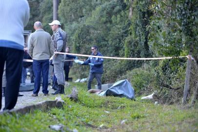  CAXIAS DO SUL, RS, BRASIL, 11/07/2019A Polícia Civil vai investigar a possível relação de um sequestro, um roubo de uma residência - registrados entre a noite de quarta (10) e madrugada de quinta-feira (11) - e o assassinato de um homem encontrado ao lado de um cofre na manhã desta quinta, em Caxias do Sul. O homem, encontrado na Rua Adelino Marques Vencato, no bairro Parque Oásis, foi identificado como Salustiano Gonçalves Cecatto, de 22 anos. Ele estava de cueca, com uma marca de tiro na nuca e com as mãos amarradas, e foi sequestrado por dois criminosos por volta da 1h, em uma residência no bairro Nossa Senhora da Saúde. Ele estava com a companheira quando os dois homens chegaram ao local e o levaram, fugindo a bordo de um veículo Fiesta de cor branca.    (Lucas Amorelli/Agência RBS)