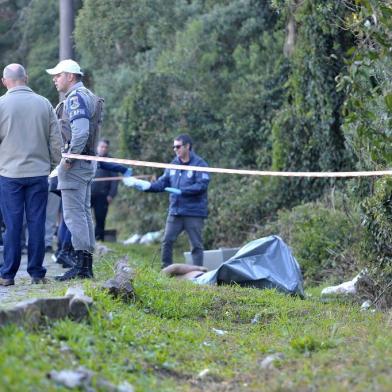  CAXIAS DO SUL, RS, BRASIL, 11/07/2019A Polícia Civil vai investigar a possível relação de um sequestro, um roubo de uma residência - registrados entre a noite de quarta (10) e madrugada de quinta-feira (11) - e o assassinato de um homem encontrado ao lado de um cofre na manhã desta quinta, em Caxias do Sul. O homem, encontrado na Rua Adelino Marques Vencato, no bairro Parque Oásis, foi identificado como Salustiano Gonçalves Cecatto, de 22 anos. Ele estava de cueca, com uma marca de tiro na nuca e com as mãos amarradas, e foi sequestrado por dois criminosos por volta da 1h, em uma residência no bairro Nossa Senhora da Saúde. Ele estava com a companheira quando os dois homens chegaram ao local e o levaram, fugindo a bordo de um veículo Fiesta de cor branca.    (Lucas Amorelli/Agência RBS)