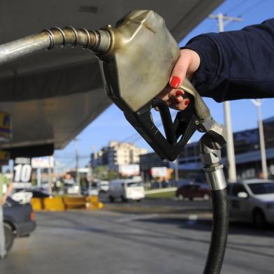  CAXIAS DO SUL, RS, BRASIL, 18/10/2012 - Ainda não falta gasolina nos postos de Caxias do Sul. Porém estoques estão baixos. (JONAS RAMOS / ESPECIAL)Indexador: JONAS RAMOS