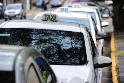  CAXIAS DO SUL, RS, BRASIL, 01/07/2019. Transporte por aplicativos. De que forma a população está sendo afetada com  o aumento das tarifas e a redução no número de motoristas. Na foto, ponto de táxi localizado no rua Marquês do Herval na esquina com Ernesto Alves (Big). (Porthus Junior/Agência RBS)