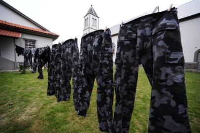 Fardas de policiais militares na Paróquia Nossa Senhora Czestochowa, no centro de Dom Feliciano. Cerco a bandidos que assaltaram um banco. Brigada Militar