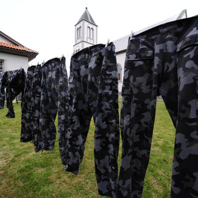 Fardas de policiais militares na Paróquia Nossa Senhora Czestochowa, no centro de Dom Feliciano. Cerco a bandidos que assaltaram um banco. Brigada Militar