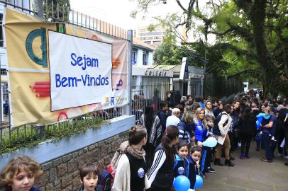 Abraço ao Colégio Americano, em Porto Alegre