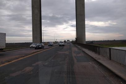 Vão móvel da Ponte do Guaíba. Asfalto. Buracos. Obras de recapeamento começam nesta sexta-feira, 19 de julho