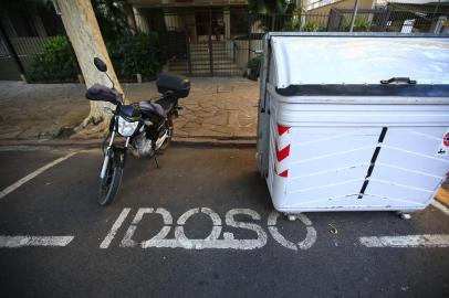  PORTO ALEGRE, RS, BRASIL - 2019.07.18 - Na rua Felipe Camarão, altura do número 480, um container do DMLU ocupa vaga de estacionamento para idosos. Há poucos metros, existe uma vaga vazia do DMLU (Foto: ANDRÉ ÁVILA/ Agência RBS)