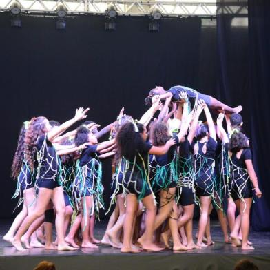 Participação da Escola Preparatória de Dança (EPD) Pasqualini, da Restinga, no Festival de Dança de Joinville.