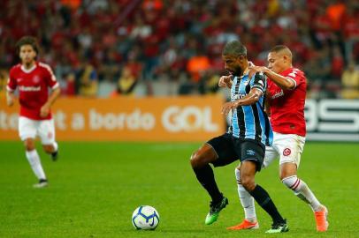 Inter e Grêmio se enfrentam no Estádio Beira-Rio pela 11ª rodada do Brasileirão. Clássico Gre-Nal 421. Léo Moura.