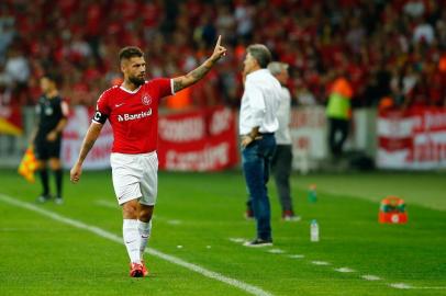 Inter e Grêmio se enfrentam no Estádio Beira-Rio pela 11ª rodada do Brasileirão. Clássico Gre-Nal 421. Rafael Sobis