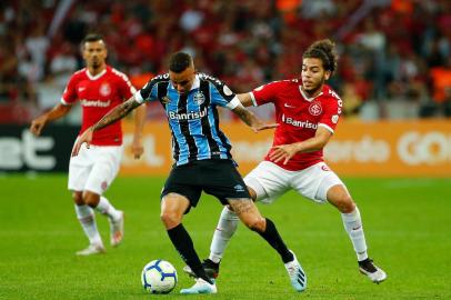 Inter e Grêmio se enfrentam no Estádio Beira-Rio pela 11ª rodada do Brasileirão. Clássico Gre-Nal 421. No lance, Luan e Nonato,