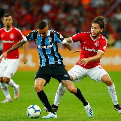 Inter e Grêmio se enfrentam no Estádio Beira-Rio pela 11ª rodada do Brasileirão. Clássico Gre-Nal 421. No lance, Luan e Nonato,