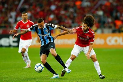 Inter e Grêmio se enfrentam no Estádio Beira-Rio pela 11ª rodada do Brasileirão. Clássico Gre-Nal 421. No lance, Luan e Nonato