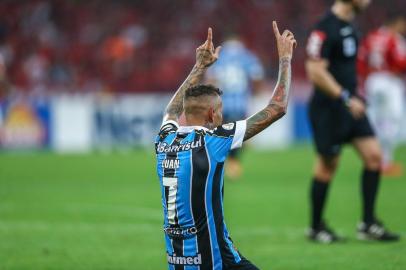 RS - FUTEBOL/CAMPEONATO BRASILEIRO 2019 /GRENAL 421 - ESPORTES - Lance da partida entre Gremio e Internaciona disputada na noite deste sabado, no Estadio Beira-Rio, em partida valida pela Campeonato Brasileiro 2019. FOTO: LUCAS UEBEL/GREMIO FBPA Luan