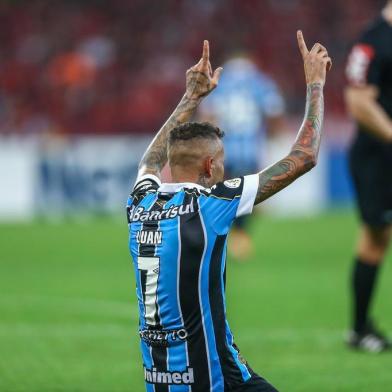 RS - FUTEBOL/CAMPEONATO BRASILEIRO 2019 /GRENAL 421 - ESPORTES - Lance da partida entre Gremio e Internaciona disputada na noite deste sabado, no Estadio Beira-Rio, em partida valida pela Campeonato Brasileiro 2019. FOTO: LUCAS UEBEL/GREMIO FBPA Luan