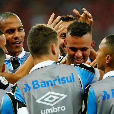 Inter e Grêmio se enfrentam no Estádio Beira-Rio pela 11ª rodada do Brasileirão. Clássico Gre-Nal 421. Gol do Luan