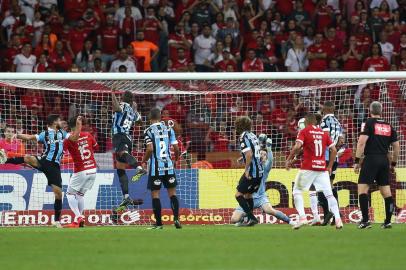  PORTO ALEGRE, RS, BRASIL -  Inter e Grêmio se enfrentam no Estádio Beira-Rio pela 11ª rodada do Brasileirão. Clássico Gre-Nal 421. Gol contra de Paulo Miranda, zagueiro do Grêmio.Indexador: Jeff Botega