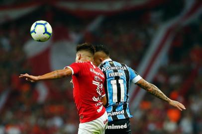 Inter e Grêmio se enfrentam no Estádio Beira-Rio pela 11ª rodada do Brasileirão. Clássico Gre-Nal 421. No lance, Heitor e Everton