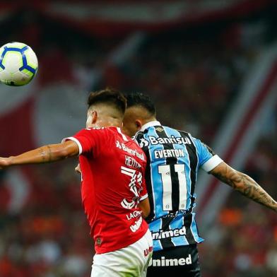 Inter e Grêmio se enfrentam no Estádio Beira-Rio pela 11ª rodada do Brasileirão. Clássico Gre-Nal 421. No lance, Heitor e Everton